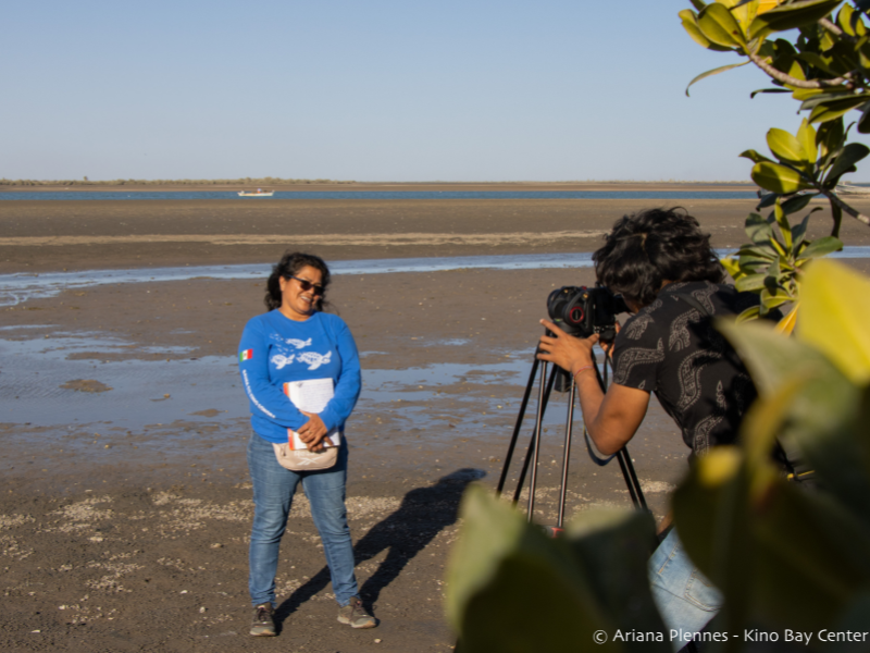 Mónica Esquer, miembro de Grupo Tortuguero de Bahía de Kino y líder comunitario participando en la grabación de vídeos que formarán parte de la información para el sendero interpretativo en Laguna La Cruz. Foto cortesía de Ariana Plennes, Centro Bahía de Kino.