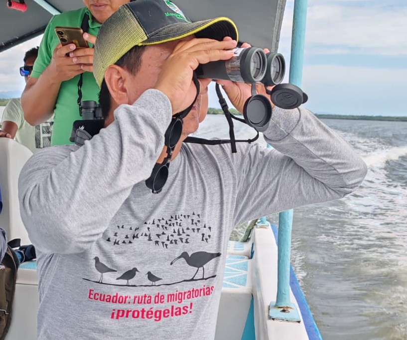 Observación de aves en la Reserva Marina del Estuario del Río Muisne. Foto cortesía de Aves y Conservación