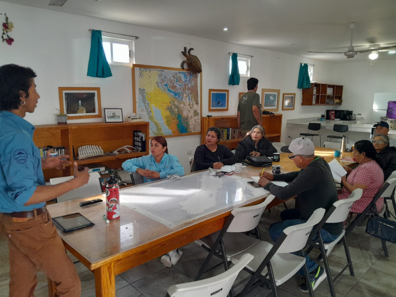 Líderes comunitarios tomando un taller de creación de videos impartido por el equipo de Media y Comunicación del Centro Prescott. Foto cortesía Centro Prescott.