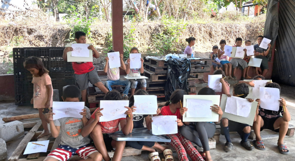 Niñas, niños y jóvenes en clase artística. Foto cortesía de Alfredo Valle. FUNDAECO.