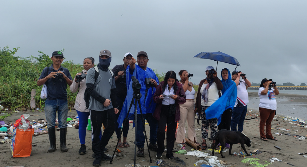 Grupo de monitoreo localidad El Bajito Tumac, un sitio que presenta diferentes perturbaciones asociadas a las dinámicas de la marea y propias del sector Fotografía Dina Luz Estupiñan_Asociación Calidris