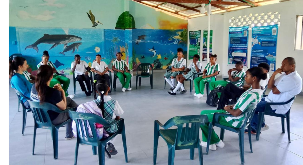 Grupo de “Guardianes de las aves playeras” durante un espacio de formación en la Institución Educativa Ecoturística Litoral Pacífico, en Nuquí (Chocó), fortaleciendo el liderazgo juvenil y la apropiación local de la conservación. Foto: Feliz Gómez, Consejo Comunitario Los Riscales